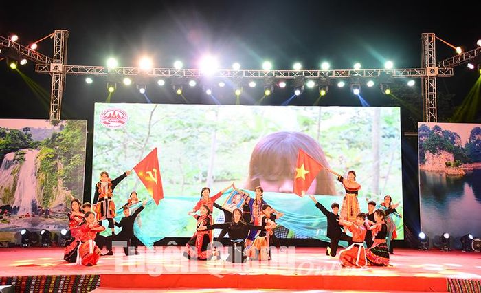 Tiết mục đạt giải A của Câu lạc bộ Bản Hoa huyện Lâm Bình.