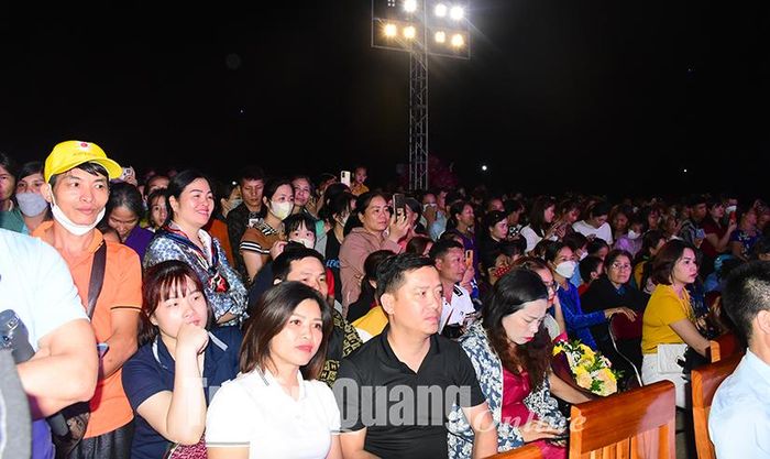  Đông đảo khán giả đến xem liên hoan.
