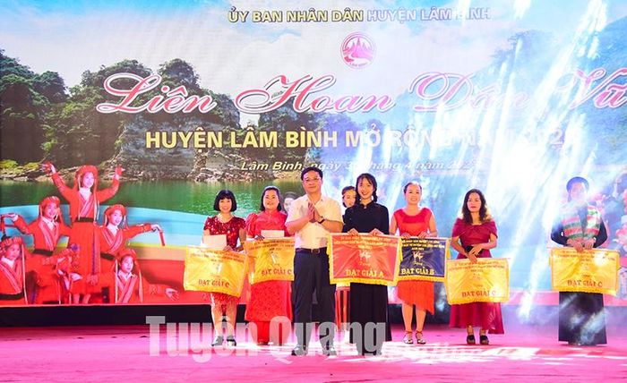 Lãnh đạo huyện Lâm Bình trao giải A cho Câu lạc bộ Bản Hoa huyện Lâm Bình.