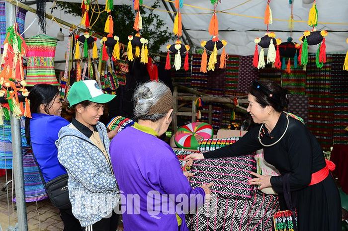  Nhân dân, du khách đến xem, mua các sản phẩm vải thổ cẩm.