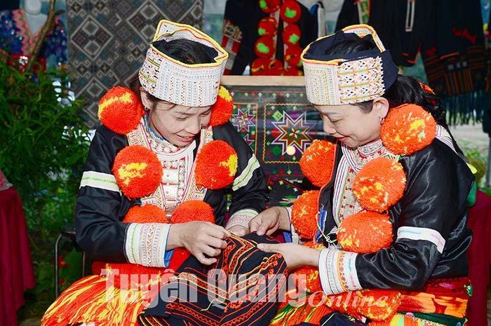 Nghệ thuật trang trí trên trang phục của người Dao đỏ đã trở thành Di sản văn hóa phi vật thể quốc gia của tỉnh.