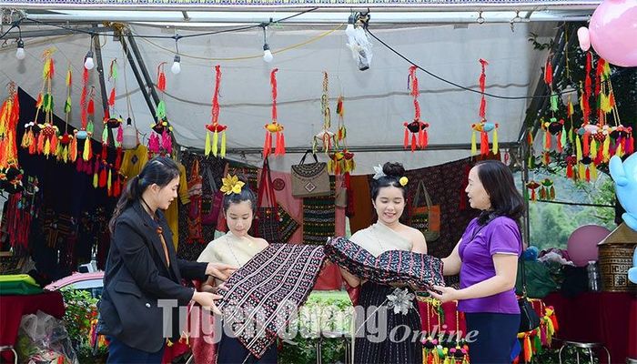 Phiên chợ thổ cẩm Lâm Bình như một rừng hoa sắc màu.