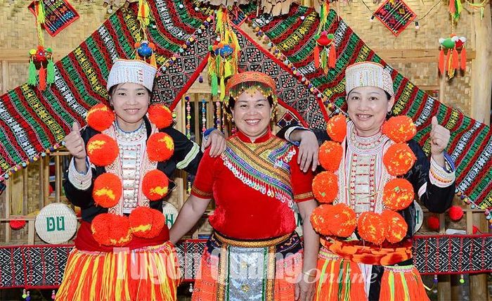 Đối với người Dao đỏ đi chợ cũng là đi hội nên phải ăn mặc đẹp.