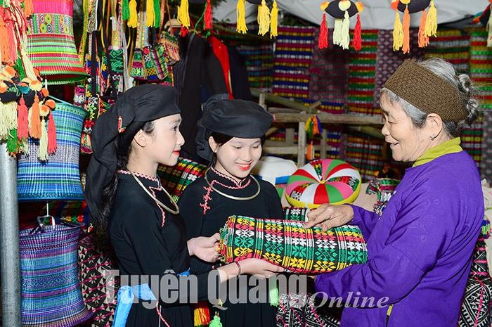 Người già truyền lại bí quyết dệt, thêu vải thổ cẩm cho thế hệ trẻ.