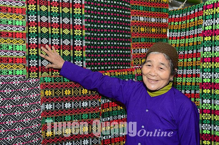  Bà Quan Thị Thùy, 75 tuổi, nghệ nhân dệt thổ cẩm xã Thượng Lâm giới thiệu với du khách.
