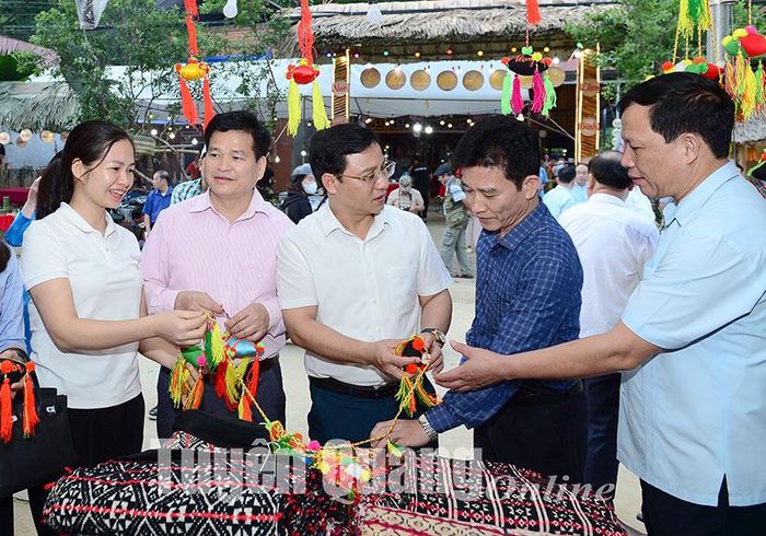 Đồng chí Nguyễn Thành Trung, Ủy viên BCH Đảng bộ tỉnh, Bí thư Huyện ủy, Chủ tịch HĐND huyện Lâm Bình tham quan các gian hàng.