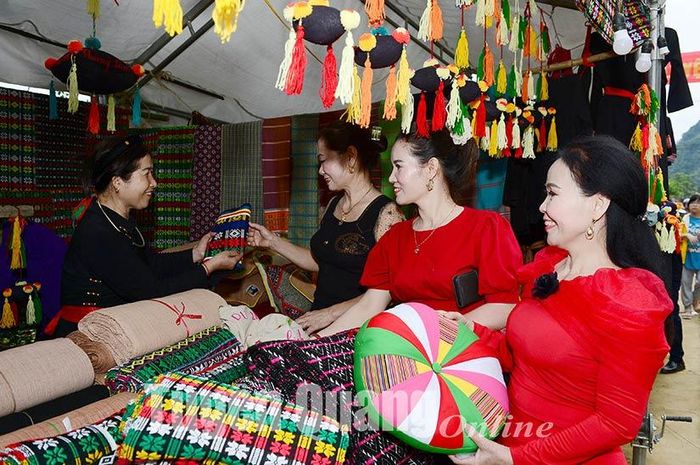 Du khách tìm mua sản phẩm sản xuất từ vải thổ cẩm về làm quà lưu niệm.