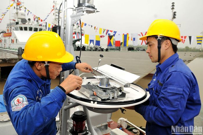 Lực lượng công nhân thời đại 4.0 được trang bị kiến thức để bắt kịp xu thế lao động phát triển của thời đại. (Trong ảnh: Công nhân nhà máy đóng tàu Hồng Hà lắp đặt thiết bị thông tin trên tàu thủy.)