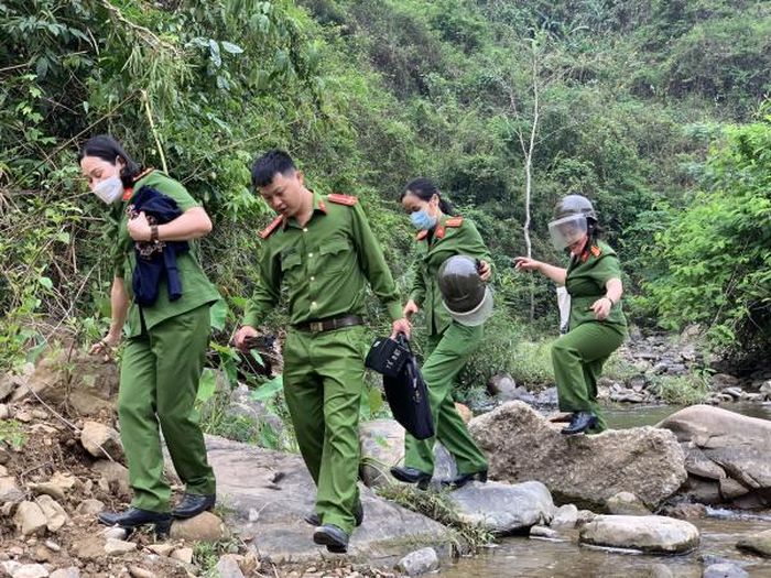 Tổ công tác làm CCCD tại nhà một người dân hạn chế trong vận động tại xã Keng Đu – xã biên giới xa nhất của huyện Kỳ Sơn. Đi bộ là cách duy nhất đến với nhiều bản làng.