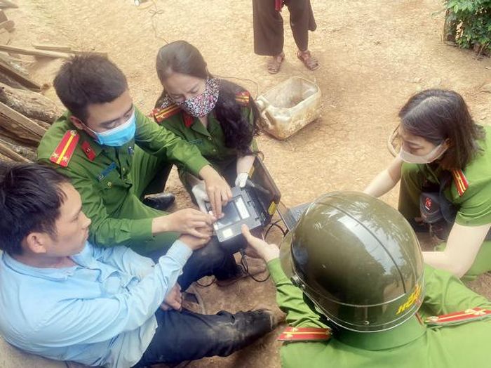 Đồng bào vùng cao quanh năm làm rẫy nên việc thu thập vân tay khá vất vả