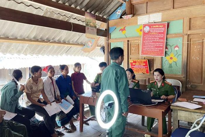 Nhiều người dân lần dầu được chụp ảnh nên khá bối rối