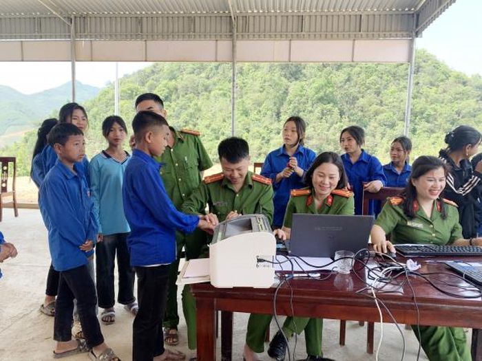 Mặc dù rất mệt do thay đổi khí hậu nhưng trước sự háo hức của người dân, mọi người như được tiếp thêm sức mạnh…
