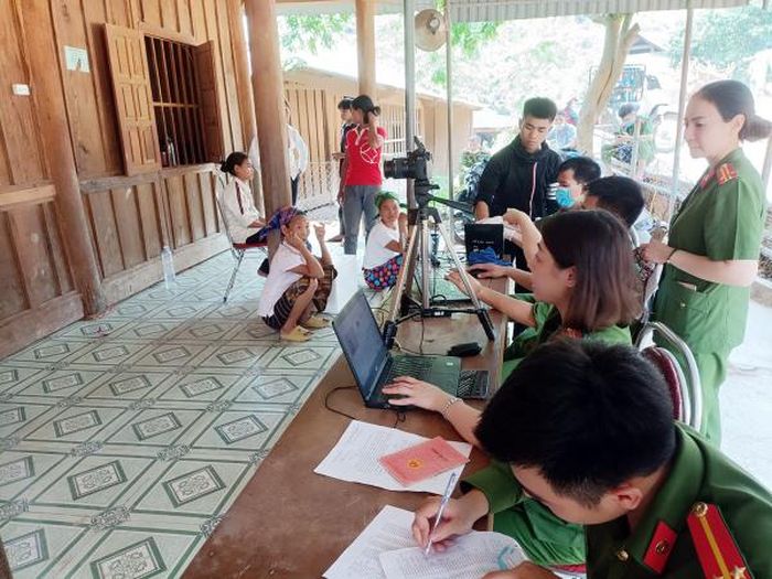 Nhờ nắm chắc địa bàn nên lực lượng Công an xã tập hợp người dân ở điểm thu thập nhanh và hiệu quả