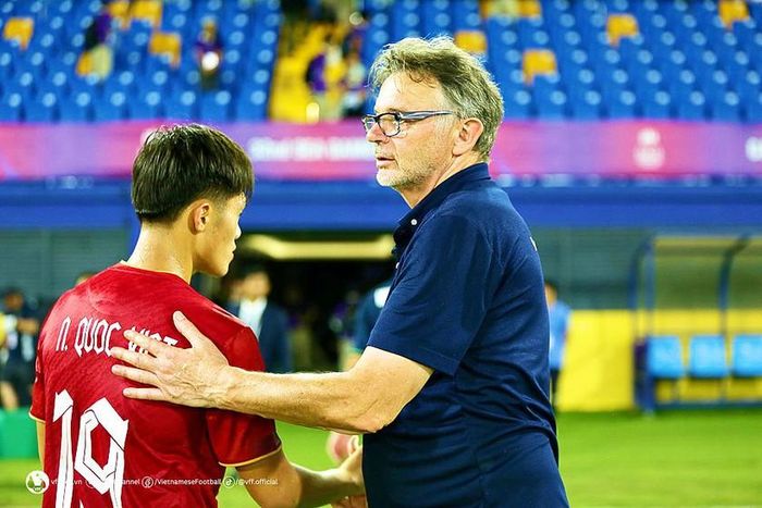 Huấn luyện viên Troussier động viên các học trò sau trận đấu. Ảnh: VFF