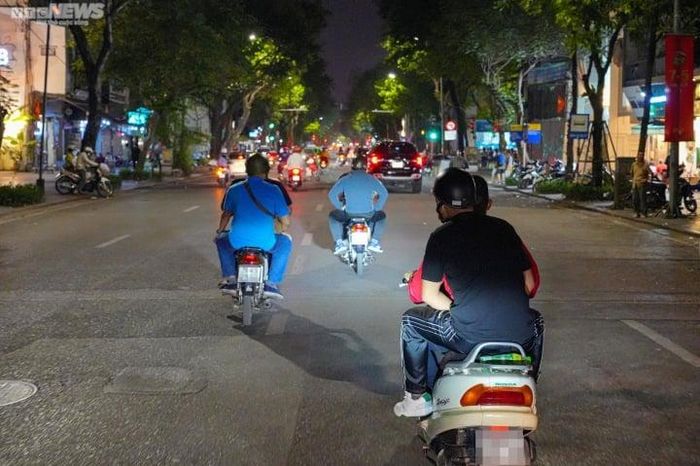 Tổ công tác Y6/141 thực hiện kế hoạch tuần tra kiểm soát trên địa bàn quận Hoàn Kiếm, TP Hà Nội, thời gian từ 21h00 đến 01h, nhằm đảm bảo an ninh trật tự và an toàn giao thông.
