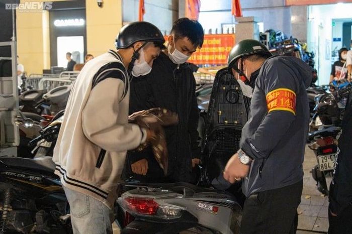 Xe máy biển kiểm soát 29K2-06xxx do tài xế Nguyễn Văn H. điều khiển, gây tiếng nổ lớn cũng bị tổ công tác Y6/141 chặn lại kiểm tra.