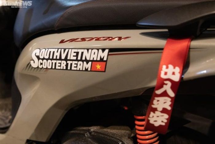 Logo, hình dán của hội nhóm, xe độ, đua xe được dán trên xe vi phạm.