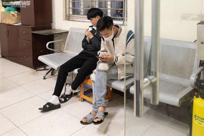 Tài xế H. không xuất trình được giấy tờ, tổ công tác đã đưa người và xe vi phạm về trụ sở công an phường Tràng Tiền để bàn giao và lập biên bản.