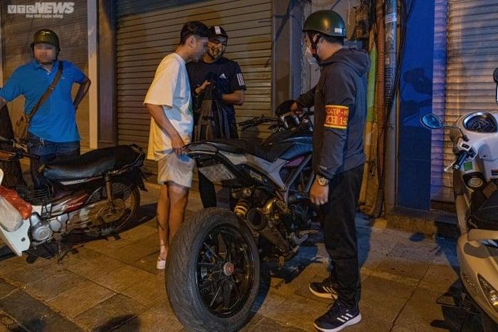 Khoảng 22h00 tổ công tác làm nhiệm vụ trên phố Hàng Điếu (quận Hoàn Kiếm), phát hiện tài xế điều khiển xe máy biển kiểm soát 29A1-06xxx nẹt pô, gây tiếng nổ to trong khu đô thị, khu dân cư, nên đã chặn, giữ xe để kiểm tra.