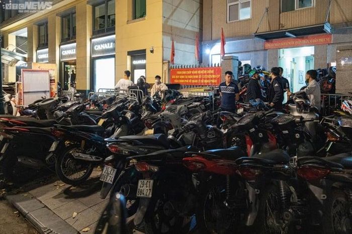 Bãi xe vi phạm thuộc Công an phường Tràng Tiền chật kín xe vi phạm.