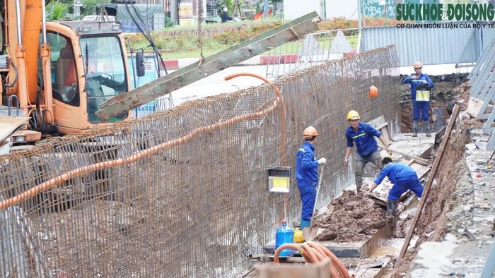 Một nhóm công nhân xây dựng đang hối hả làm việc tại một công trường trên đường Lạc Long Quân. Nhóm công nhân này cho hay, để đảm bảo tiến độ công trình, anh em đều phải cố gắng để thực thi nhiệm vụ.