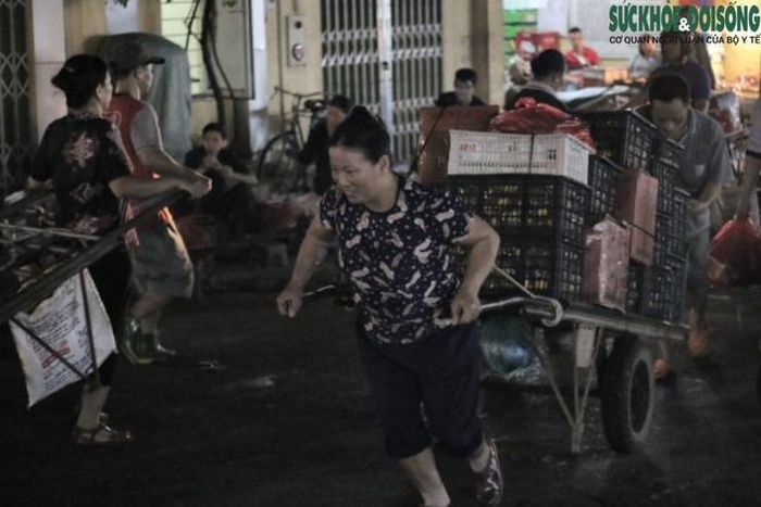 Nụ cười hiếm hoi của người phụ nữ đang chuyến những chuyến xe trái cây. Dù công việc vất vả hơn ngày thường rất nhiều, nhưng hơn hết, tất cả họ vẫn cố gắng để cuộc sống bớt khó khăn.