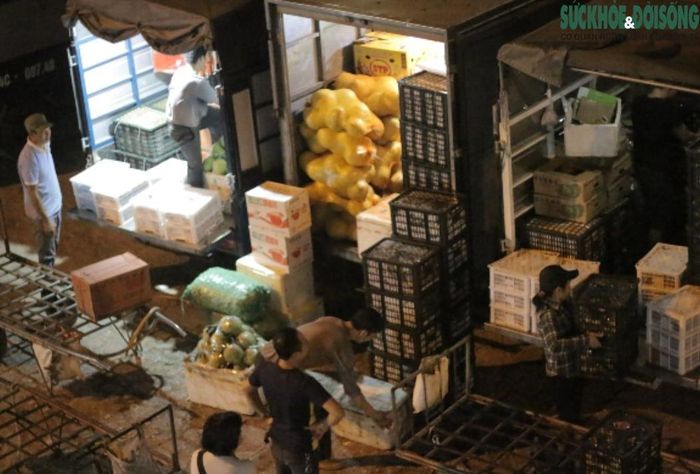 Tại khu vực chợ đầu mối Long Biên, đông đảo tiểu thương vẫn miệt mài giao/nhận hàng hóa để phục vụ nhu cầu của người dân trong dịp lễ.