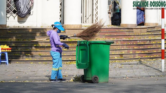 Trên khắp tuyến phố, góc đường, ngõ nhỏ... những công nhân vệ sinh môi trường vẫn miệt mài để dọn dẹp, làm đẹp Thủ đô.