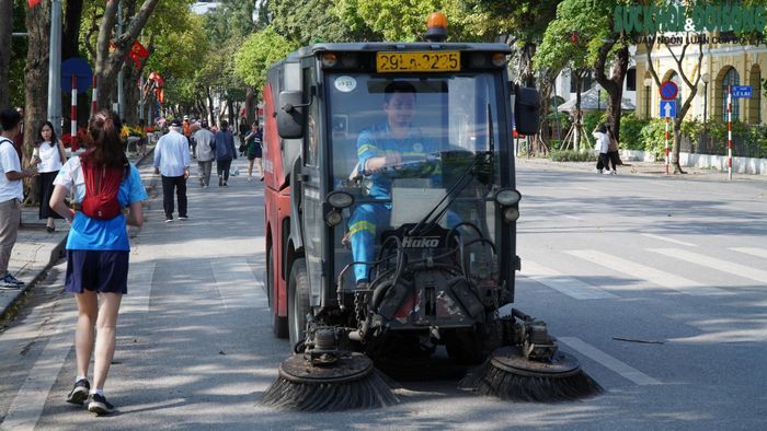 Quanh phố đi bộ, nhiều công nhân vệ sinh môi trường cũng thực hiện nhiệm vụ dọn dẹp phục vụ người dân, khách du lịch đến vui chơi trong dịp lễ.