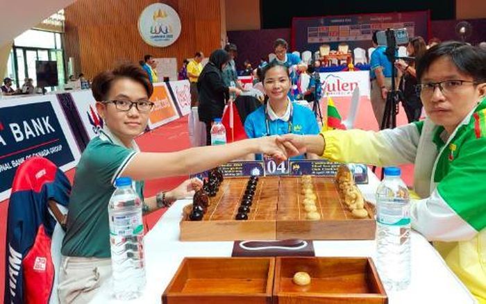 ... và Tôn Nữ Hồng Ân (trái) giành HCV đầu tiên cho đoàn Việt Nam tại SEA Games 32
