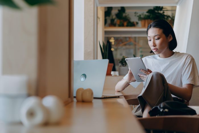 Công thức tự do tài chính đến từ việc xác định được số tiền cần có để chi trả cho nhu cầu và quản trị rủi ro. Ảnh minh họa: Mikhail Nilov/Pexels.