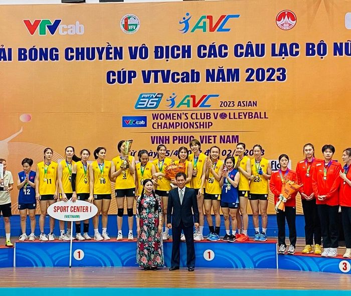 Các cầu thủ Việt Nam nhận phần thưởng vô địch. Ảnh: MINH CHIẾN