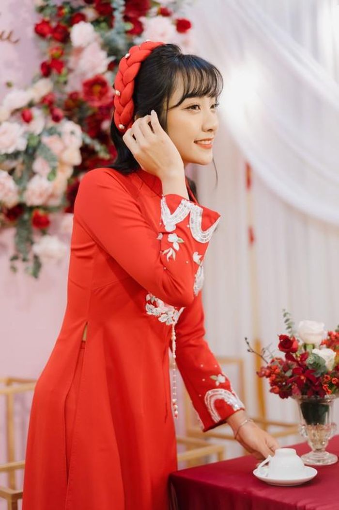 Rời bục giảng, Minh Phương trong đời thường là một cô gái năng động, dễ thương. Cô nàng đã kết hôn vào tháng 3/2022 cùng mối tình thời cấp ba của mình.