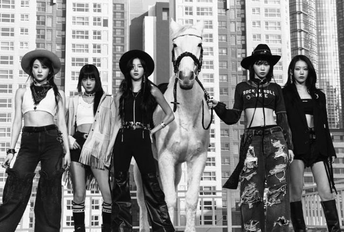  Ảnh poster cho album phòng thu đầu tiên của Le Sserafim, 'Unforgiven' - Ảnh: Koreantimes 