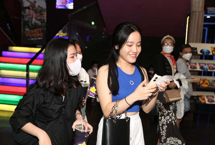 Bạn trẻ hứng khởi đến rạp ngày lễ.