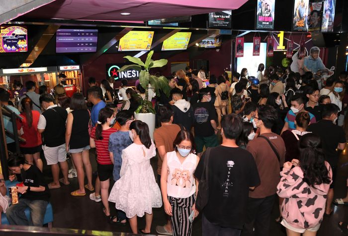 Các suất chiếu trong tối 1/5 tại rạp Cinestar Hai Bà Trưng (quận 1) đều trong tình trạng "cháy vé" nhờ lượng khách dồi dào.