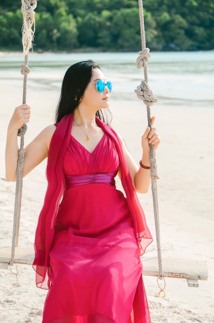 NSND Thu Quế thường chọn trang phục màu sắc để tôn dáng.