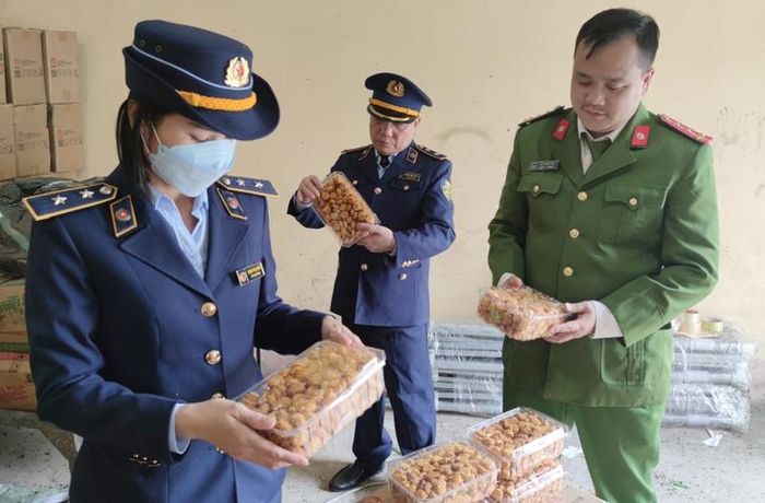 Lực lượng liên ngành kiểm tra lô hàng mì ăn liền không rõ nguồn gốc xuất xứ.