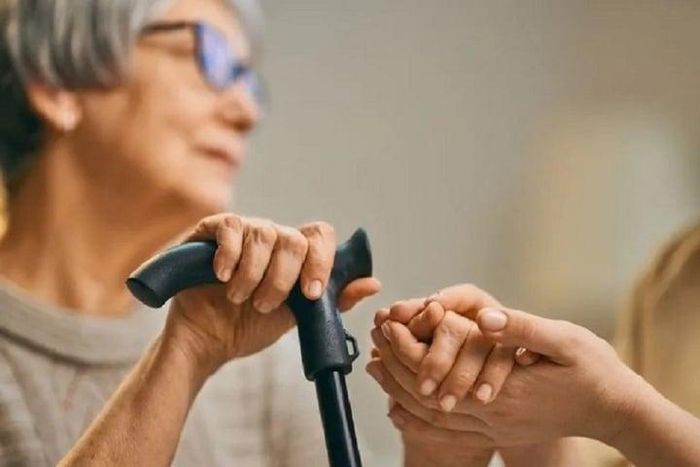Theo các bác sĩ, cấp cứu đột quỵ càng sớm càng tốt, giúp người bệnh nâng cao khả năng sống sót và phục hồi hiệu quả, sớm trở lại cuộc sống bình thường. (Ảnh minh họa)