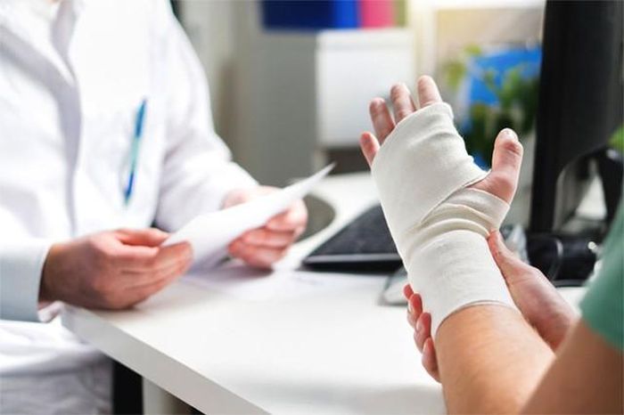Đối với trường hợp bong gân nghiêm trọng cần được chăm sóc và điều trị y tế.