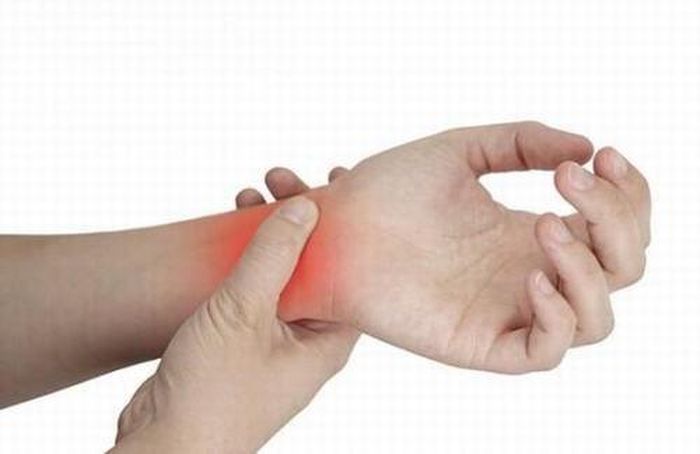 Bong gân cổ tay là một chấn thương phổ biến.
