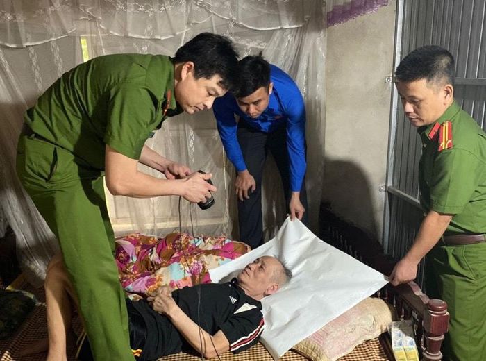 Đối với những trường hợp khó di chuyện, vận động, lực lượng Công an sẽ đến tận nhà để thực hiện các thủ tục làm CCCD.