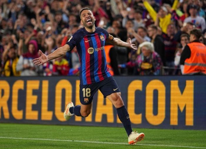  Sau 20 lần dứt điểm không thành công, CĐV tại Camp Nou đã nghĩ về trận hòa không bàn thắng. Tuy nhiên, Jordi Alba đã khiến khán đài vỡ òa cảm xúc với pha dứt điểm đẳng cấp bằng má ngoài từ góc hẹp, mở tỷ số. Công đầu thuộc về Frenkie de Jong với pha chọc khe bổng ấn tượng. 