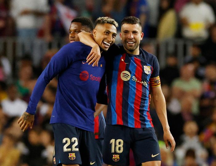  Pha lập công muộn của Alba giúp Barca trở lại với mạch thắng. Ở trận đấu muộn, thầy trò HLV Xavi đón thêm tin vui khi Real thua Sociedad 0-2. Điều này đồng nghĩa cách biệt giữa hai đội lúc này đã nâng lên thành 14 điểm (82 so với 68 điểm). Ngay cả khi Atletico Madrid vươn lên thứ hai với 69 điểm, "Blaugrana" vẫn sẽ lên ngôi vô địch nếu thắng Espanyol ở vòng 34 mà không cần bận tâm đến kết quả các trận còn lại. 
