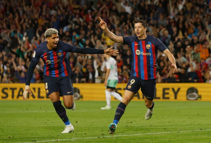  Lối chơi của Barca mùa này không quá hoa mỹ nhưng lại mang đến hiệu quả ấn tượng. Robert Lewandowski cùng đồng đội thẳng tiến đến ngôi vương Tây Ban Nha với 11 trận thắng bằng tỷ số 1-0. 