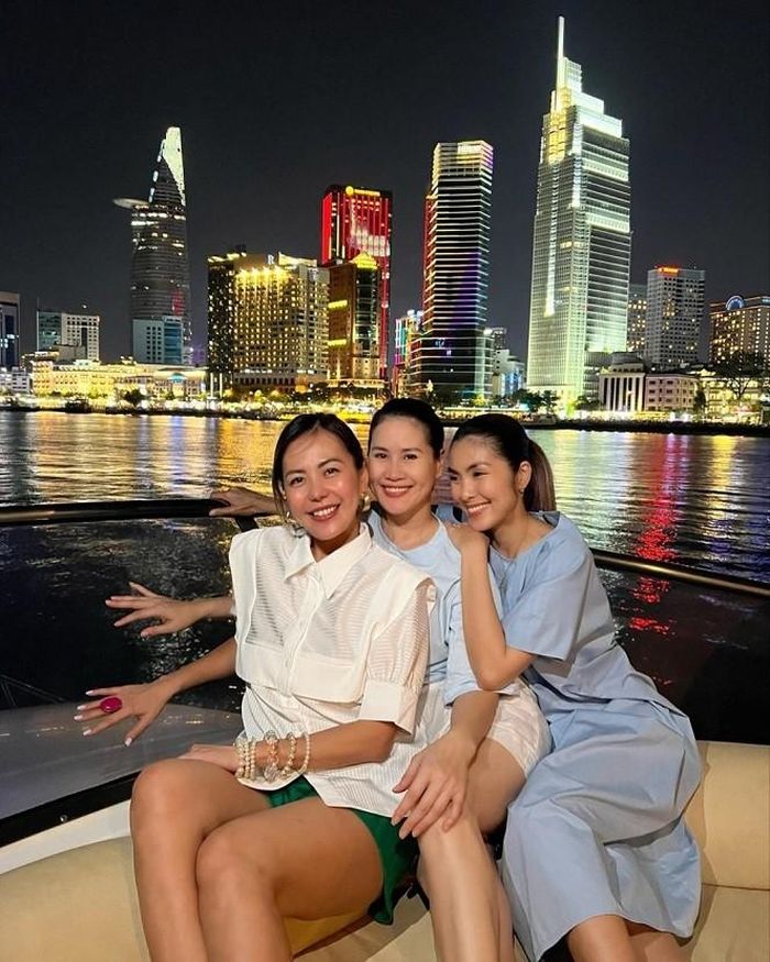 Dù tất bật chuẩn bị khai trương nhà hàng mới, vợ chồng Tăng Thanh Hà vẫn lên lịch gặp gỡ hội bạn thân thiết trên du thuyền để ngắm pháo hoa trên sông Sài Gòn tối 30/4. Hà Tăng thân thiết với Thân Thúy Hà và Bùi Việt Hà suốt nhiều năm, thường xuyên hẹn hò ăn uống, du lịch cùng nhau.