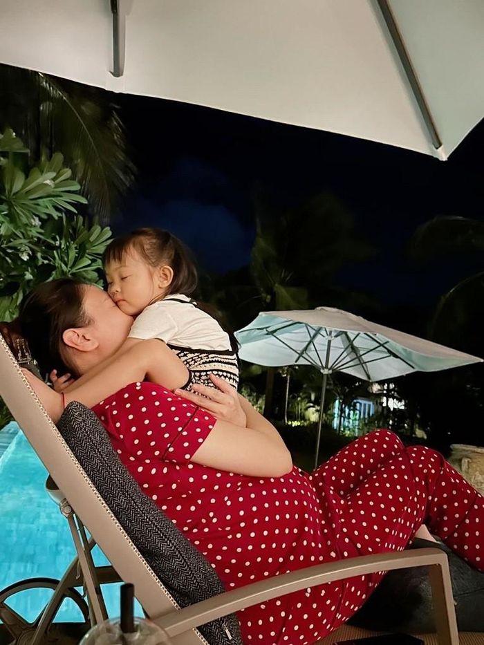 Đàm Thu Trang đưa con gái đến một resort ven biển để tận hưởng không khí trong lành. 'Chị ba' Suchin tập bơi trong bể bơi riêng tư của căn villa.