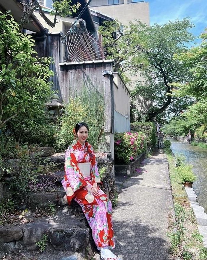 Thủy Tiên và ông xã chọn Nhật Bản làm điểm đến cho kỳ nghỉ lễ dài. Cô diện kimono, tản bộ trong khu phố cổ 'đẹp như tranh' ở Kyoto.