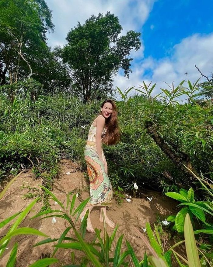 Hồ Ngọc Hà - Kim Lý về quê ở Đồng Hới (Quảng Bình), đoàn tụ với đại gia đình. Cô hẹn gặp ca sĩ đồng hương Mỹ Lệ tại quán ăn của gia đình đàn chị. Sau đó, bà mẹ ba con khám phá một khu du lịch sinh thái tại Quảng Bình, có phong cảnh non nước hữu tình.