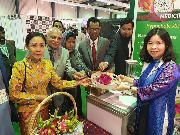 Khách tham quan trải nghiệm và nếm thử thanh long tại sự kiện. (Nguồn: Thương vụ Việt Nam tại Pakistan)